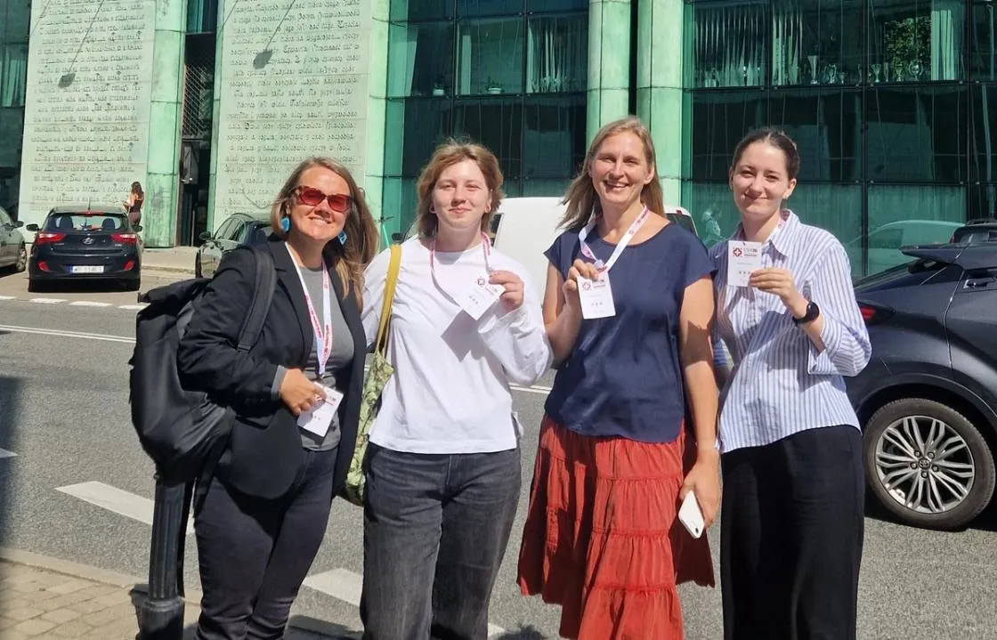 Iveta Ķešāne, Eva Marhilēviča, Maija Spuriņa, un Sabīne Ozola kā ESA konferences dalībnieces pie Varšavas universitātes