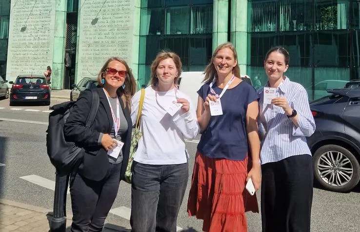 Iveta Ķešāne, Eva Marhilēviča, Maija Spuriņa, un Sabīne Ozola kā ESA konferences dalībnieces pie Varšavas universitātes