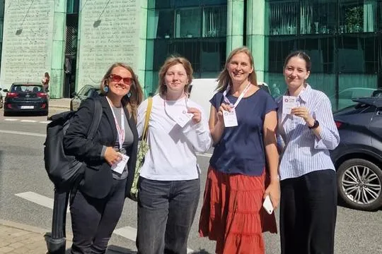 Iveta Ķešāne, Eva Marhilēviča, Maija Spuriņa, un Sabīne Ozola kā ESA konferences dalībnieces pie Varšavas universitātes