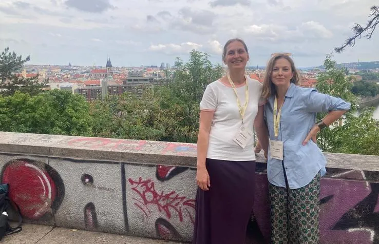 Vadošās pētnieces Maija Spuriņa un Liene Ozoliņa piedalās Atmiņas studiju asociācijas konferencē Prāgā