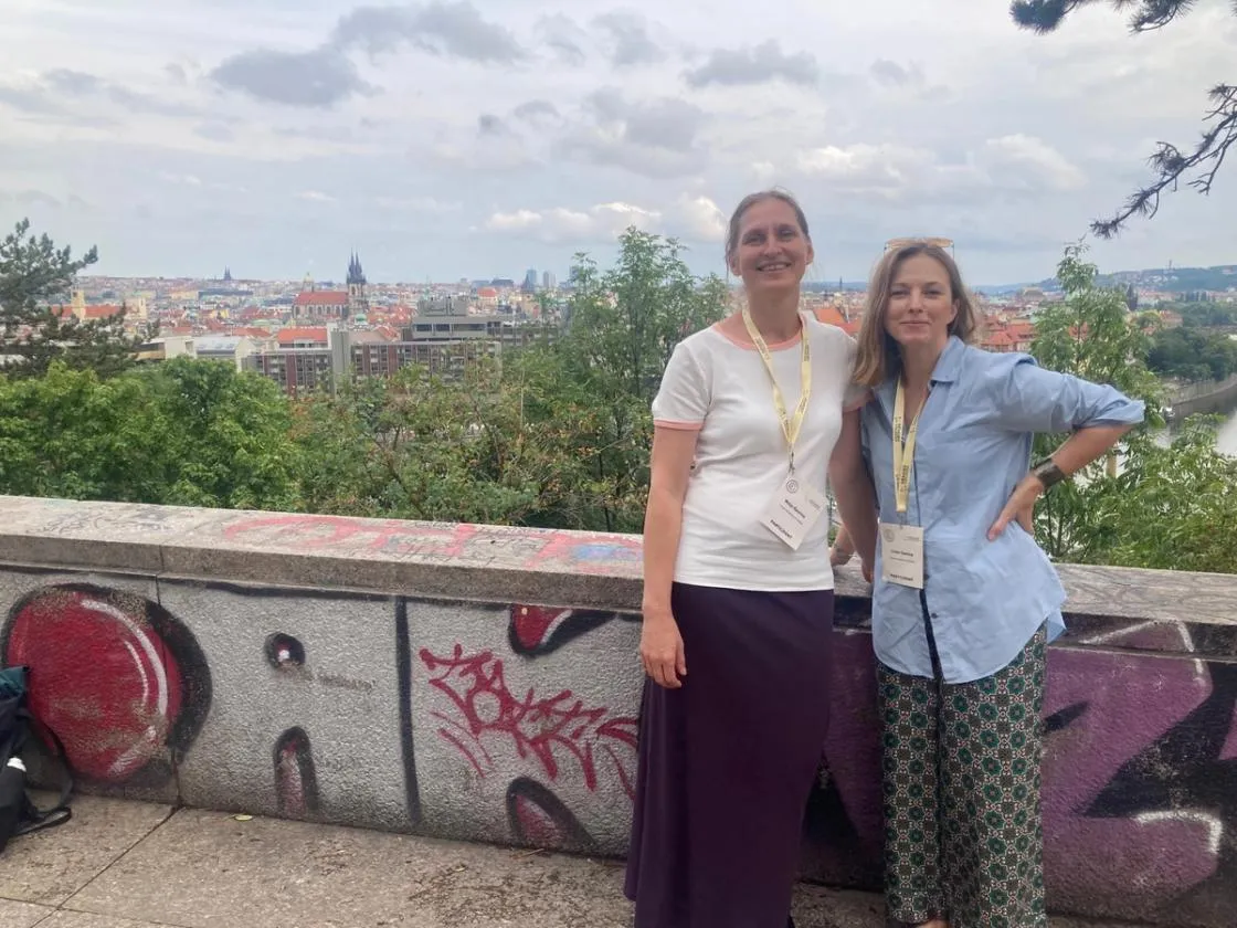 Vadošās pētnieces Maija Spuriņa un Liene Ozoliņa piedalās Atmiņas studiju asociācijas konferencē Prāgā
